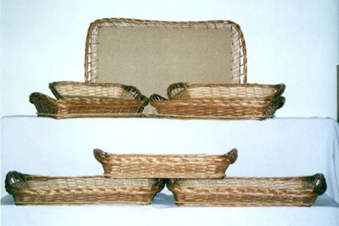 Bandejas de mimbre artesanal fabricadas en los años 90. Cestería al por mayor para exportación europea.