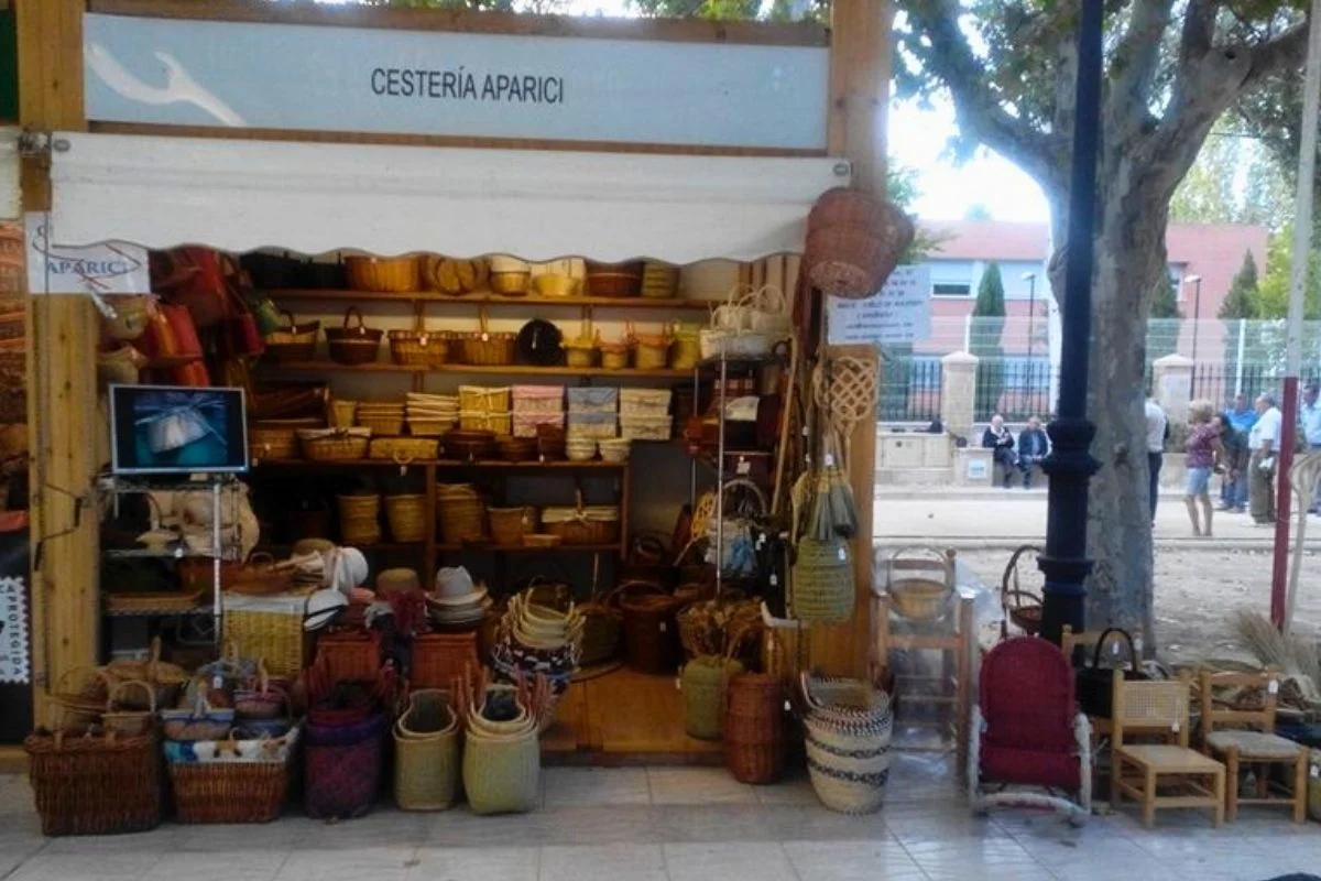 Puesto de Cestería Aparici en mercados tradicionales año 2010. Venta artesanal de cestas de mimbre y esparto en ferias locales