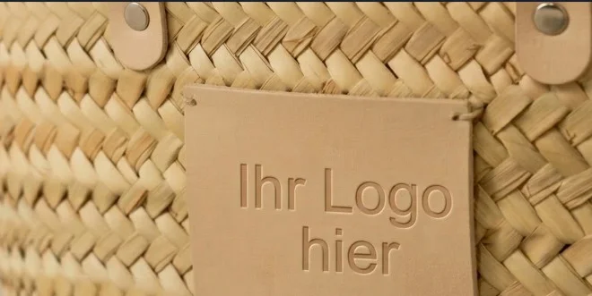 Personalisierte Korbtasche mit Firmenlogo aus Echtleder-Patch