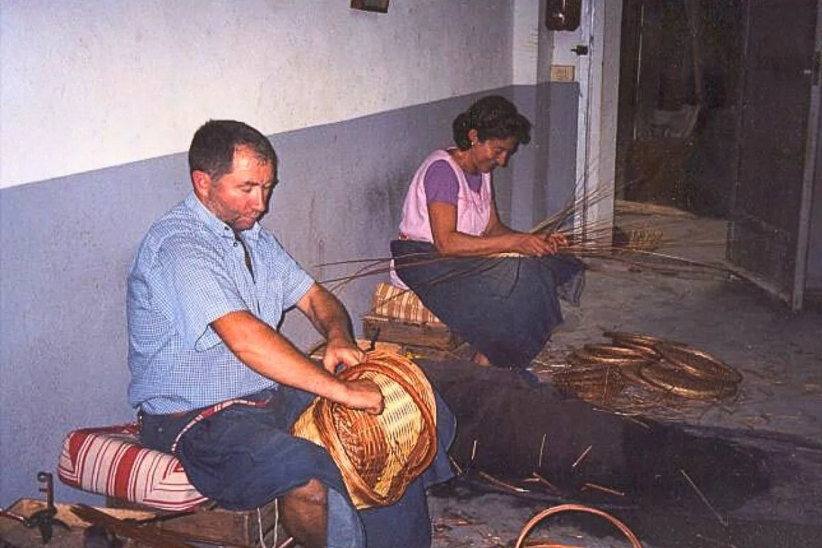 Mercedes Domenech y Pepe Aparici trabajando fibras naturales en el taller de Cestería Aparici, 1984.