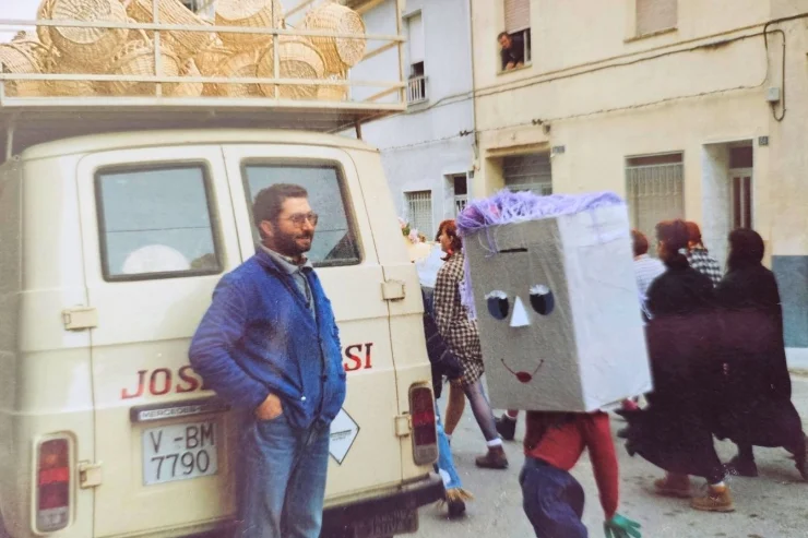 Jose Aparici y la primera furgoneta de reparto de Cestería Aparici en los años 80. Evolución de proveedores de cestería artesanal y canastillas de mimbre para bebés.