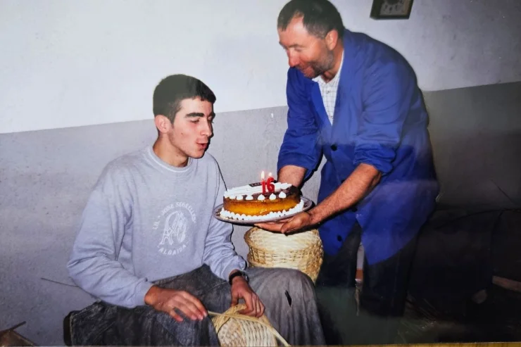osé Aparici hijo aprendiendo el oficio de cestería artesanal en 2002. Tercera generación de artesanos de mimbre en Aielo de Malferit.
