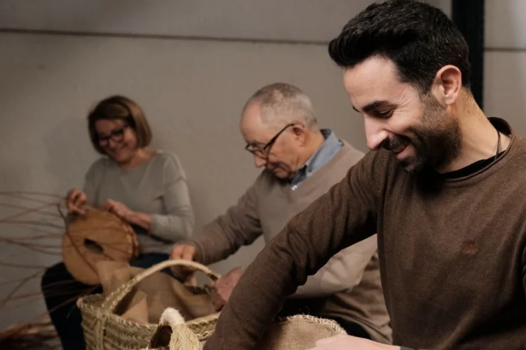 José Aparici y equipo de artesanos trabajando el mimbre en 2021. Fabricación de capazos personalizados en Cestería Aparici.