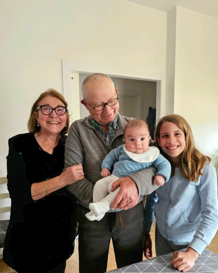 Familia Aparici celebrando el 70 cumpleaños de Pepe con sus nietos Alba y Marc. Cuarta generación de artesanos de Cestería Aparici.