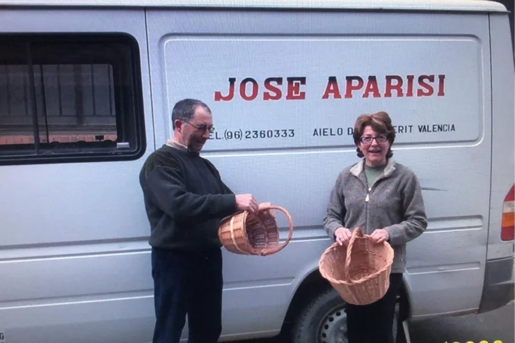 Pepe y Mercedes junto a la furgoneta de reparto de Cestería Aparici en el año 2003.