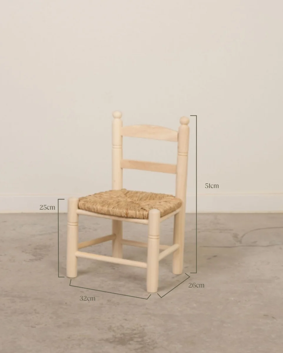 Fotografía con las medidas detalladas de la silla de madera infantil artesanal.