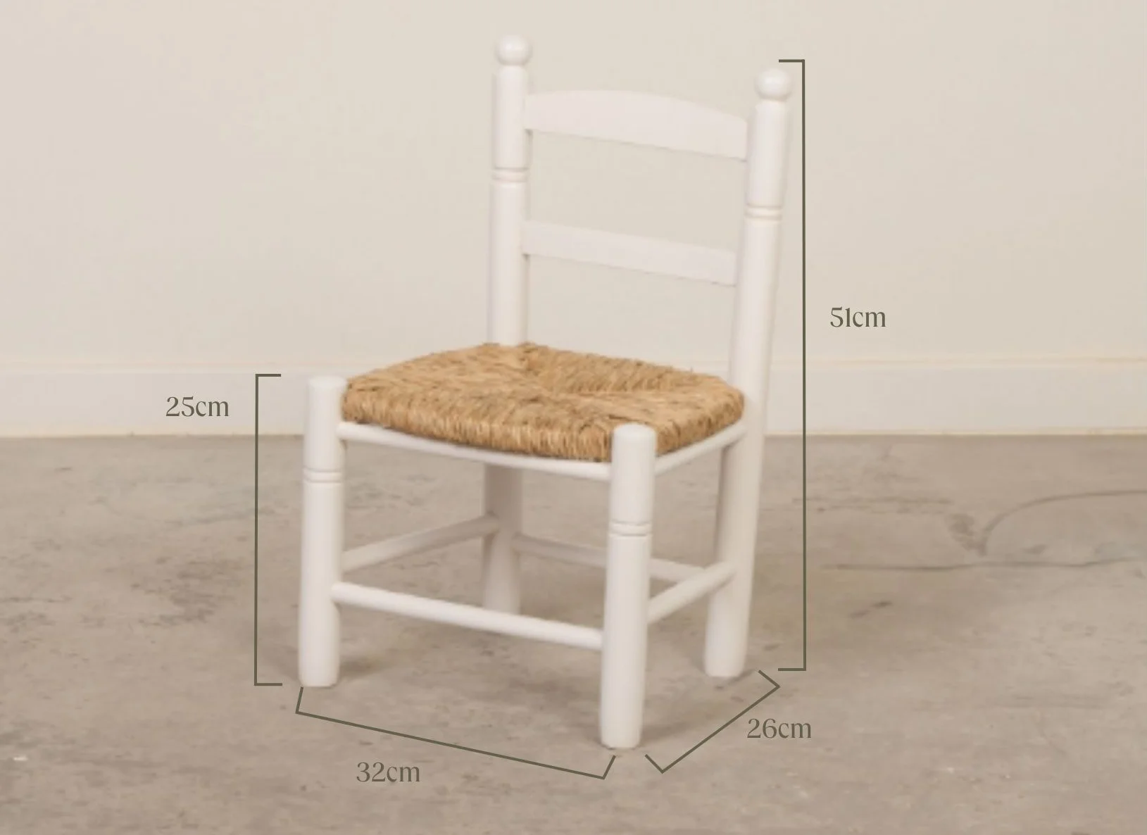 Fotografía con las medidas detalladas de la silla de madera infantil artesanal.