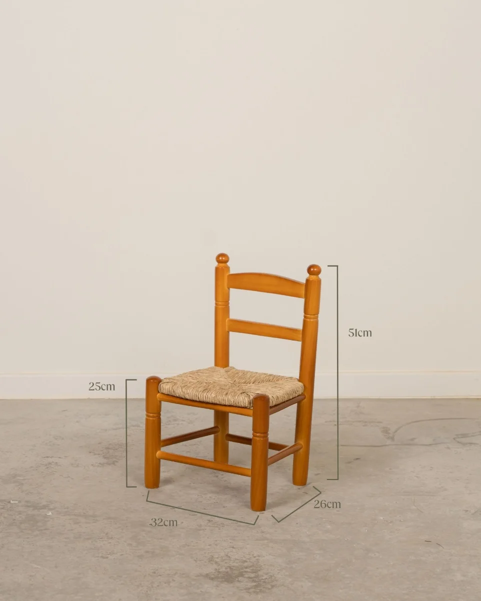 Fotografía con las medidas detalladas de la silla de madera infantil artesanal.