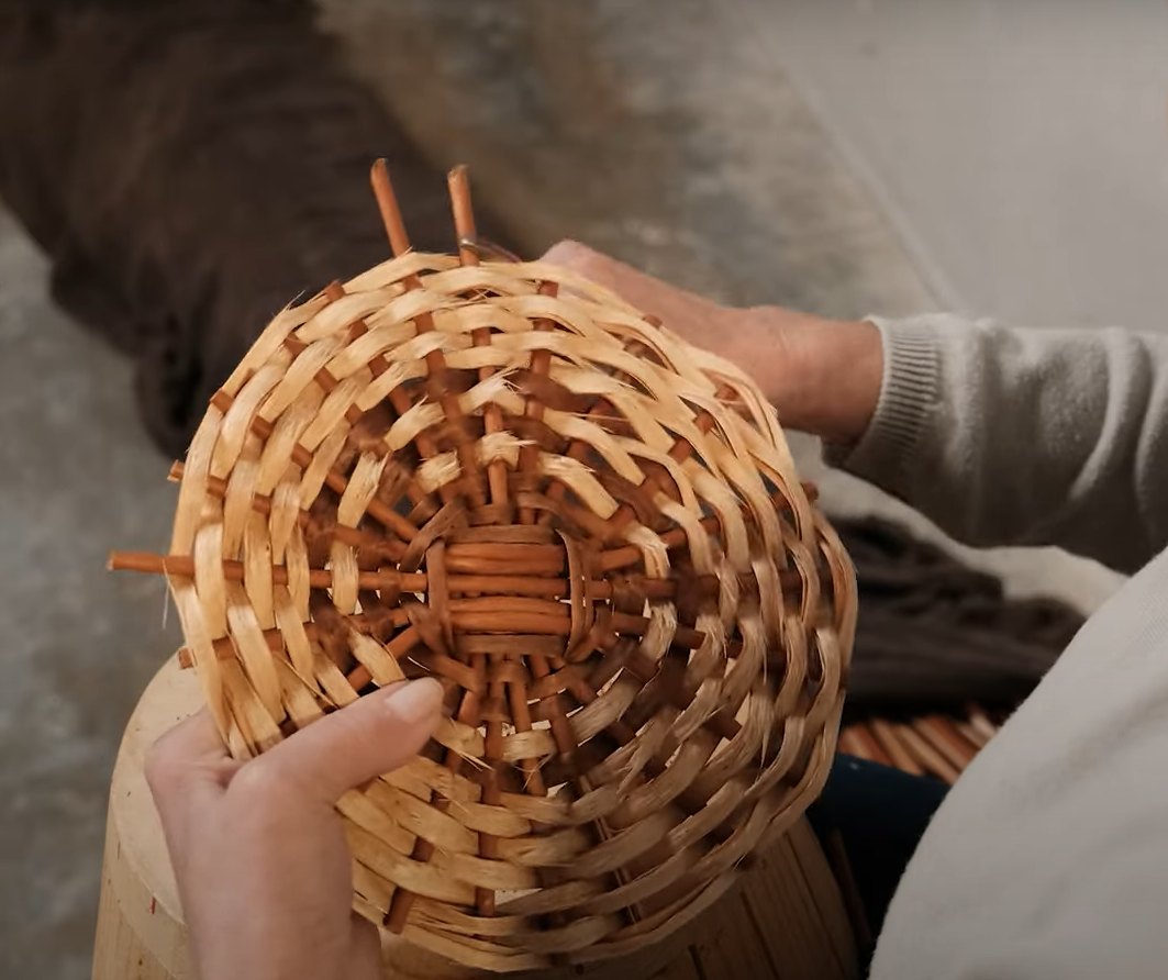 Fondo de una cesta de mimbre tejido a mano