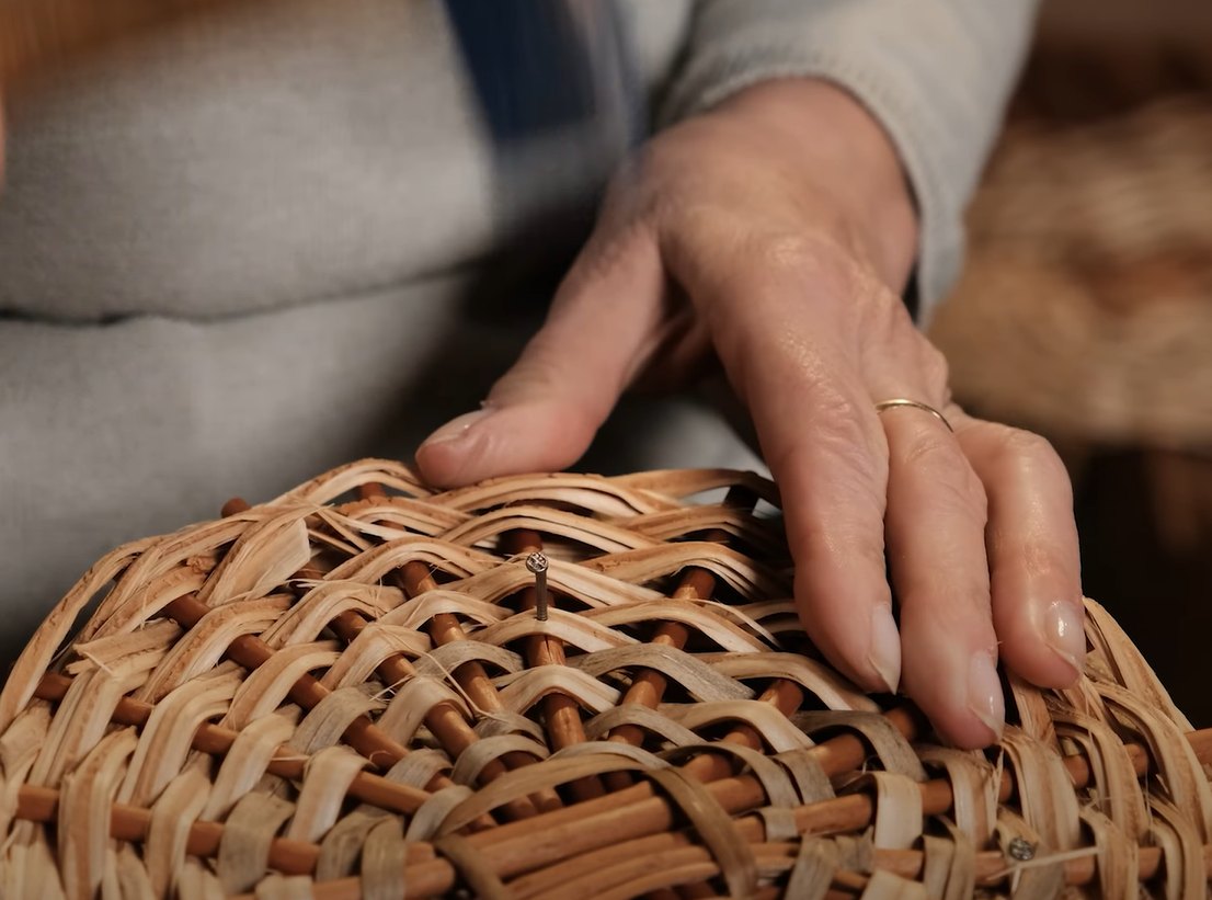 Colocación del fondo de mimbre sobre el molde de madera