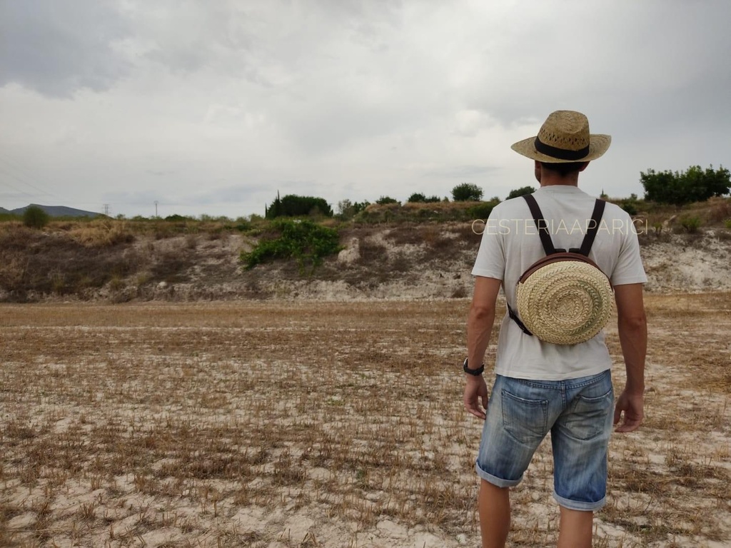 Mochila redonda de palma con cierre de cuero