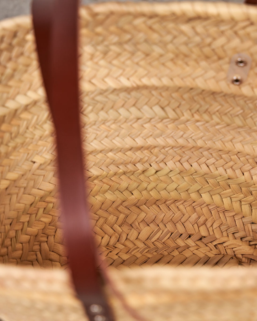 Capazo de palma con asas de cuero bandolera marrón