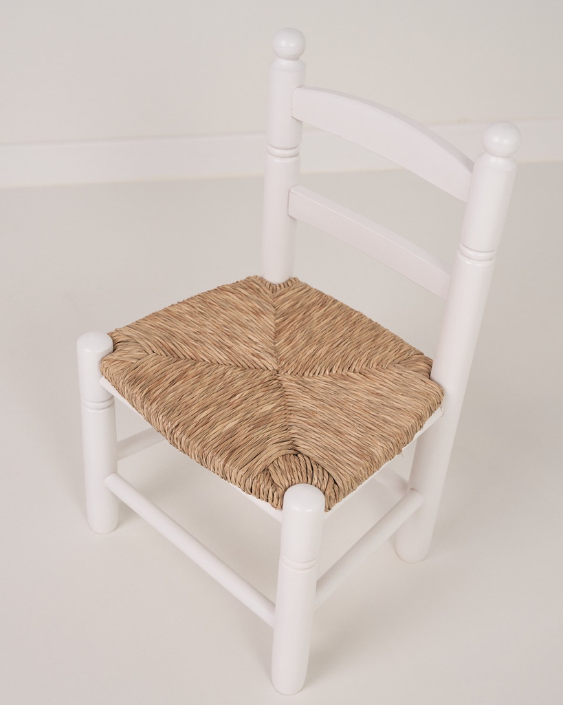 Silla de enea infantil lacada en blanco