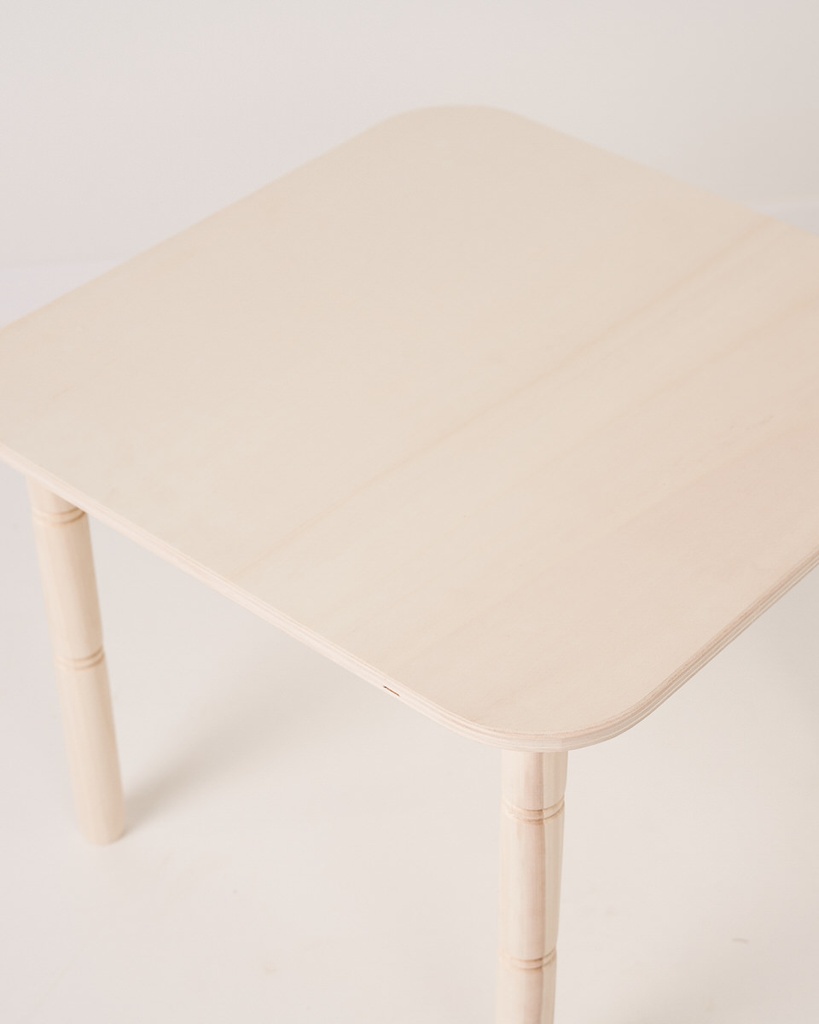 Mesa de madera infantil. Color madera natural