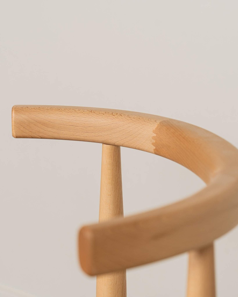 Silla de madera con respaldo curvo