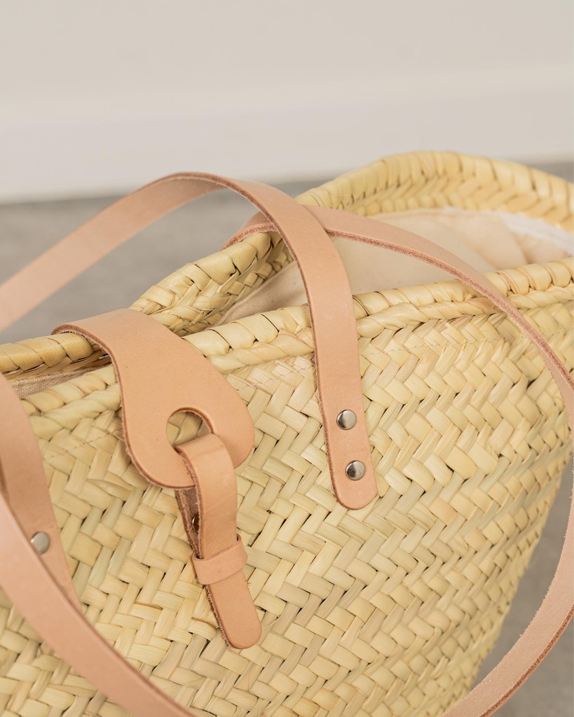 Capazo con solapa de cuero y asas bandolera beige cierre tela