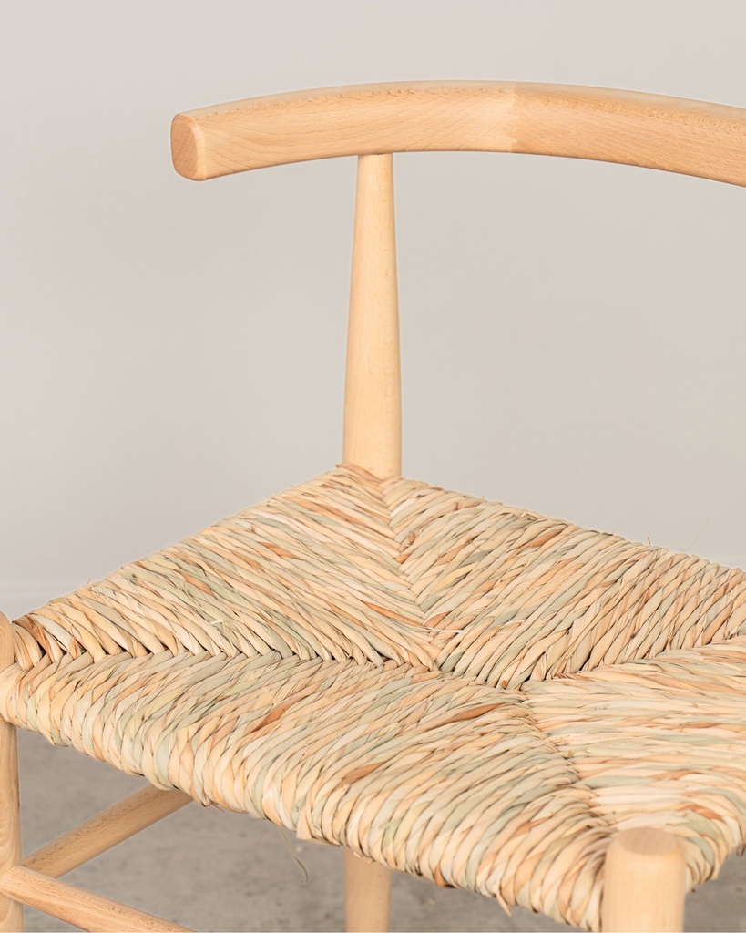 Silla de madera con respaldo curvo acabado natural Magatta