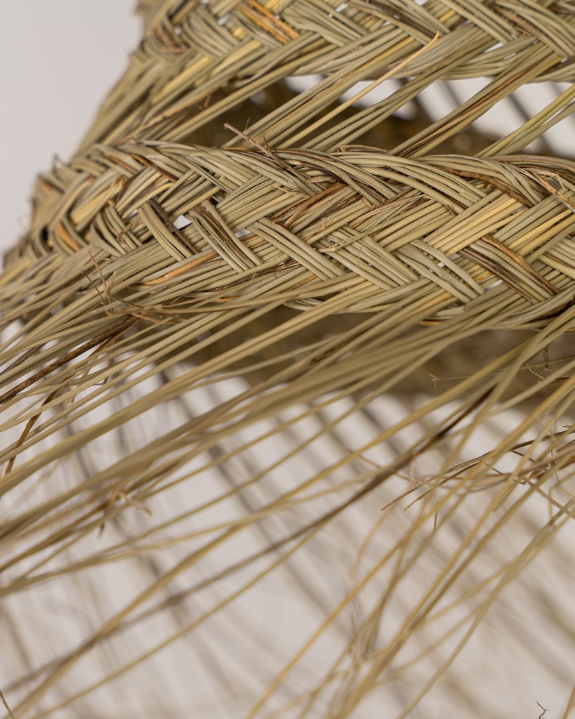 Lámpara calada de esparto alargada