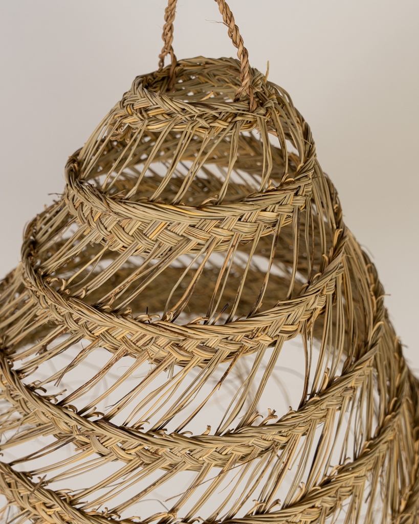 Lámpara calada de esparto alargada