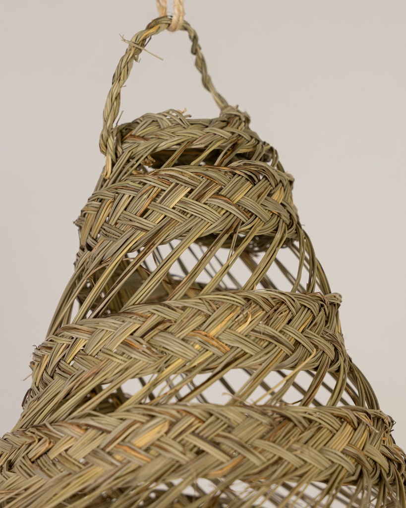 Lámpara calada de esparto alargada