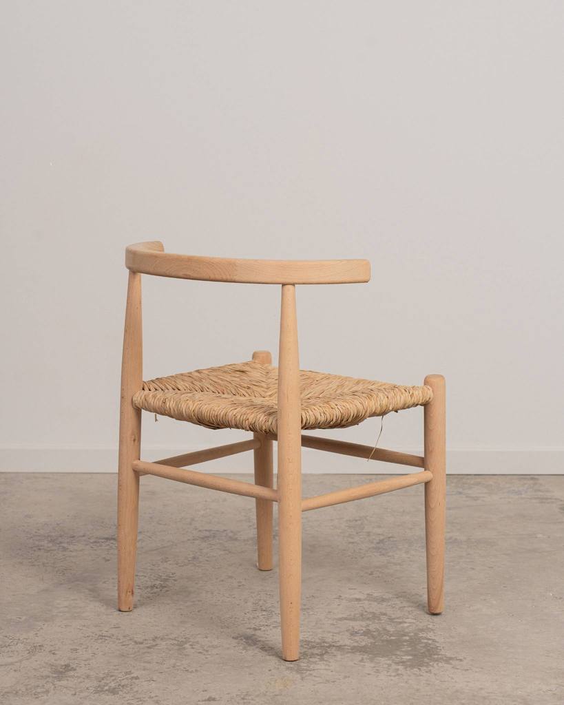 Silla de madera con respaldo curvo acabado natural Magatta