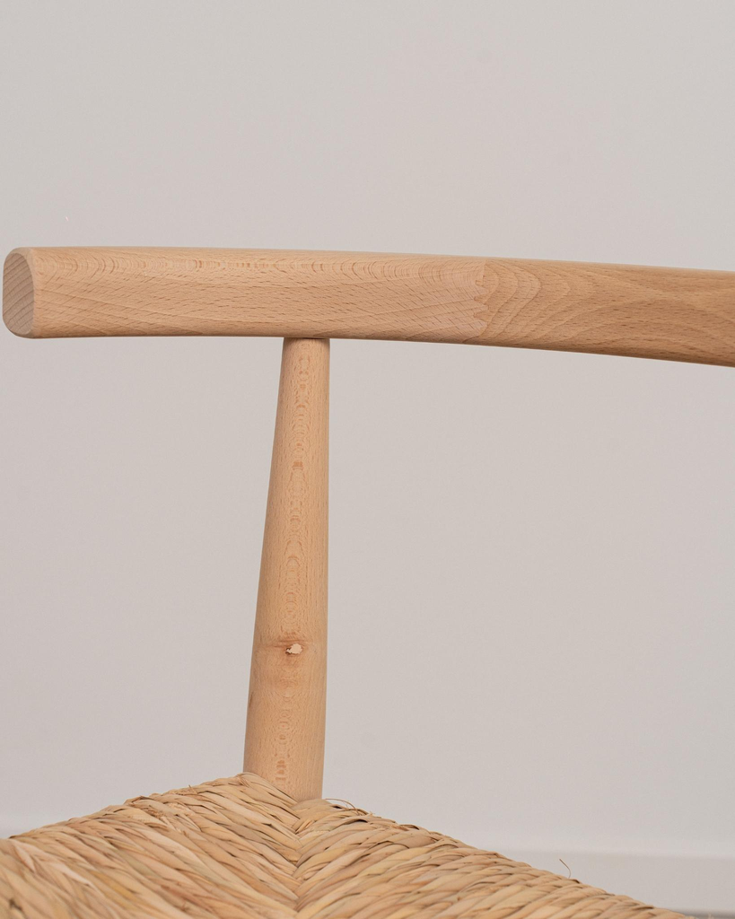 Silla de madera con respaldo curvo acabado natural Magatta