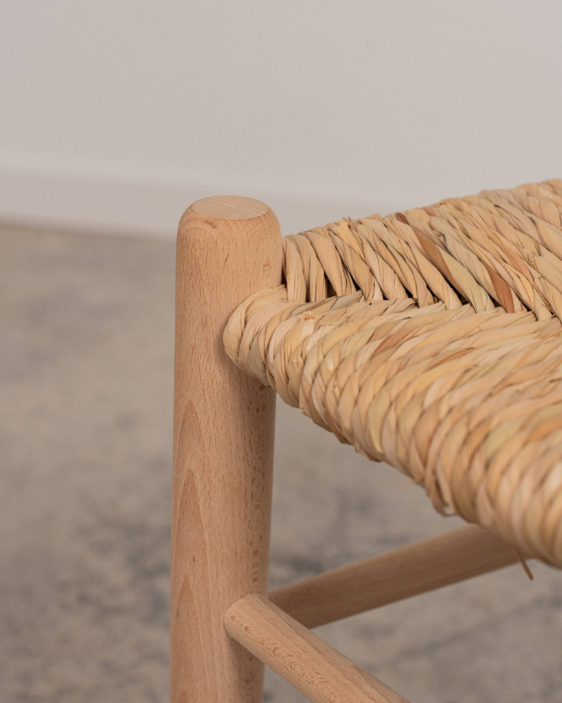 Silla de madera con respaldo curvo acabado natural Magatta