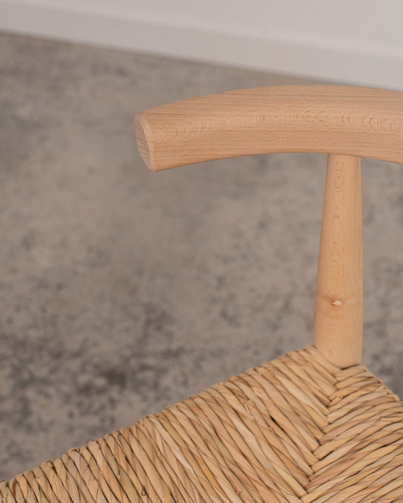 Silla de madera con respaldo curvo acabado natural Magatta