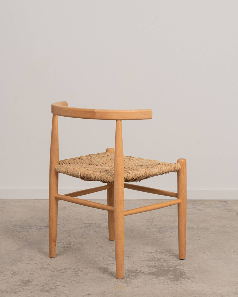 Silla de madera con respaldo curvo acabado barniz Magatta