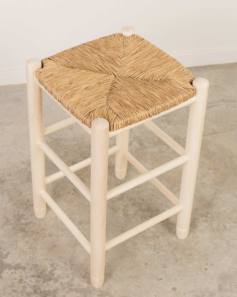 Taburete de madera natural y enea