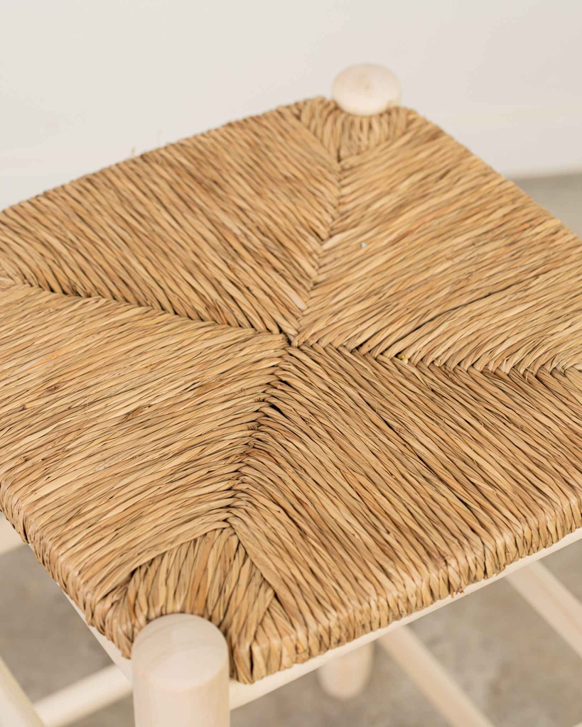 Taburete de madera natural y enea