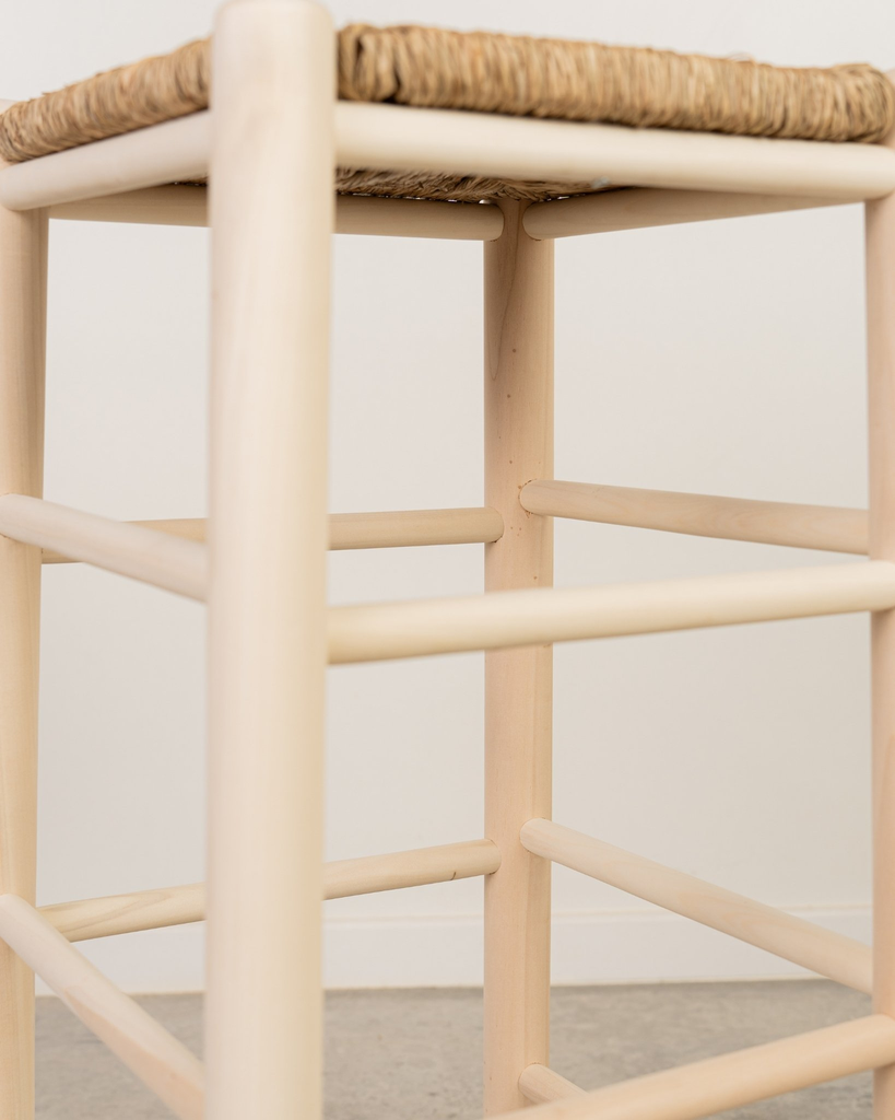 Taburete de madera natural y enea