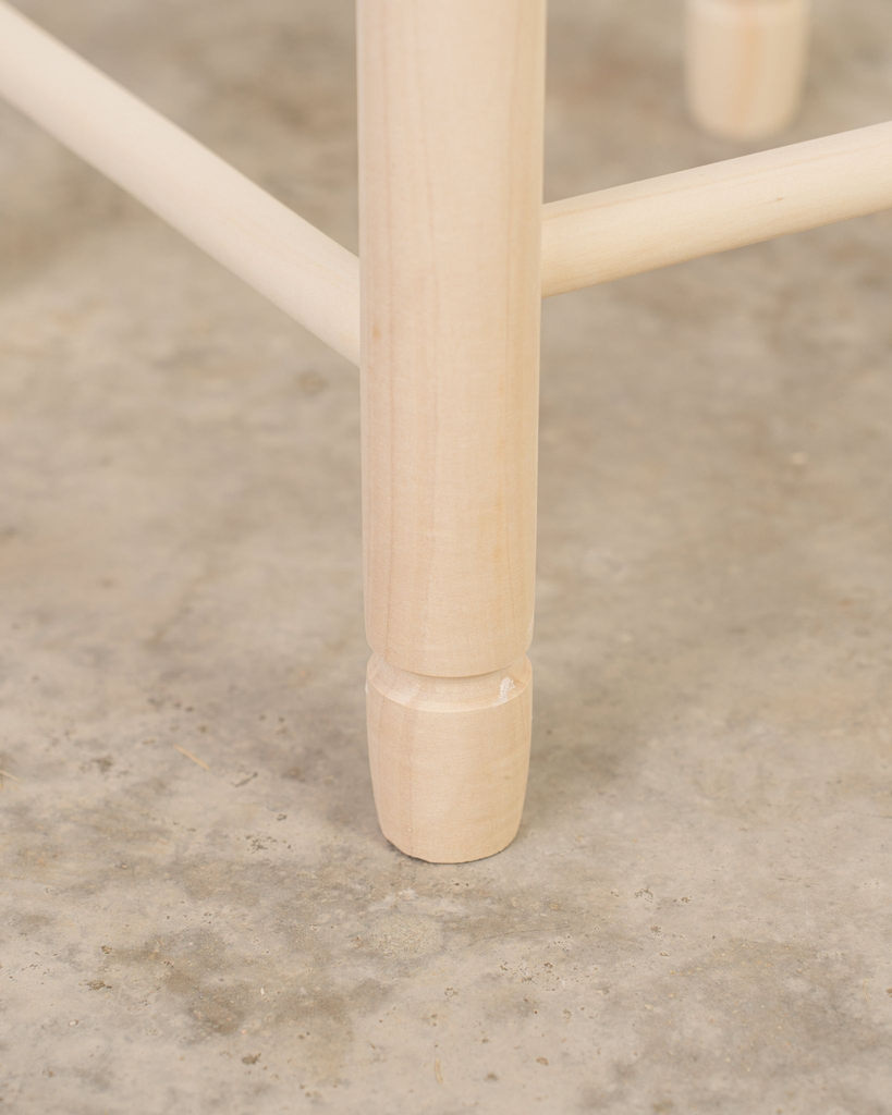 Taburete de madera natural y enea