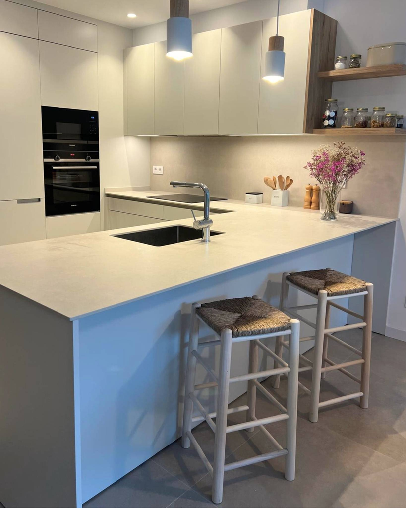 Taburete de madera natural y enea