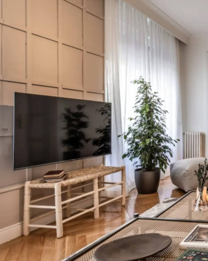 Banco de madera natural y enea