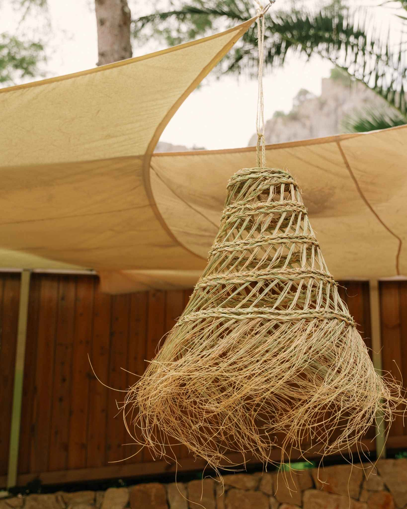 Lámpara calada de esparto alargada