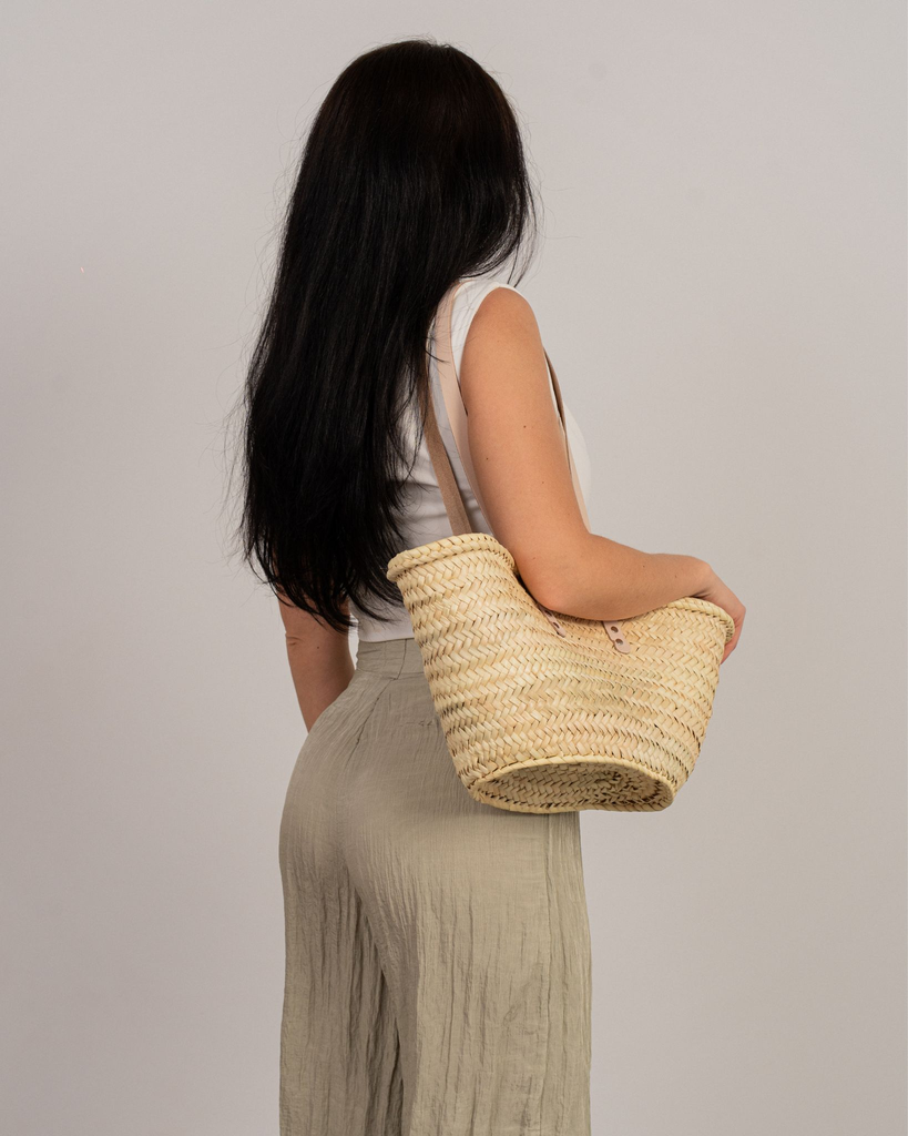 Capazo con asas de cuero beige bandolera y de pita