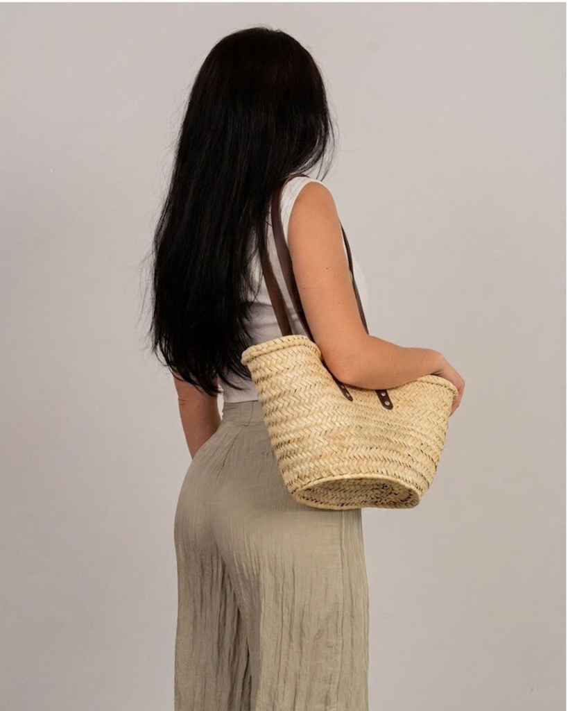 Capazo con asas de cuero marrón y de pita: tradición y estilo en un solo accesorio