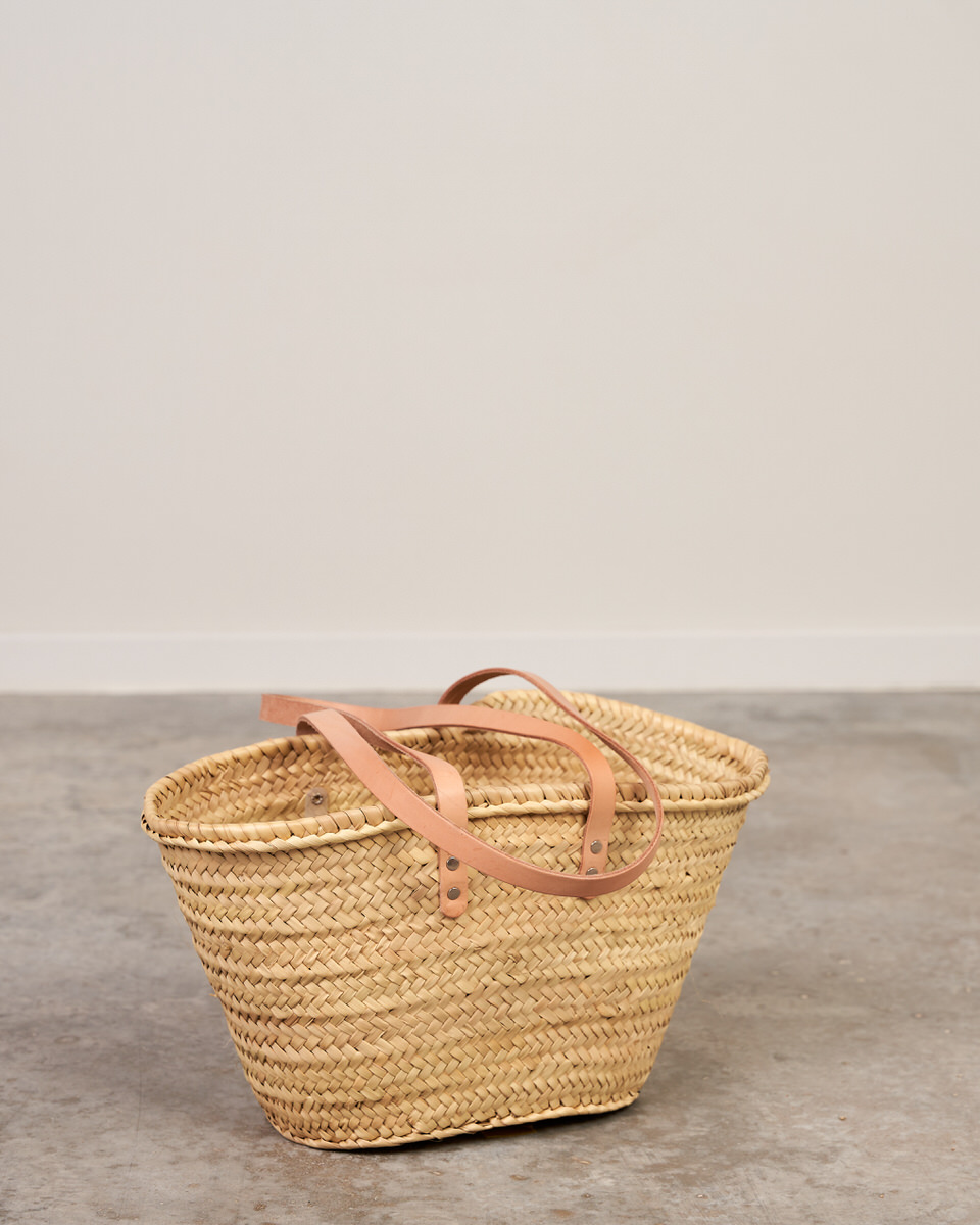 Capazo de palma con asas de cuero bandolera beige