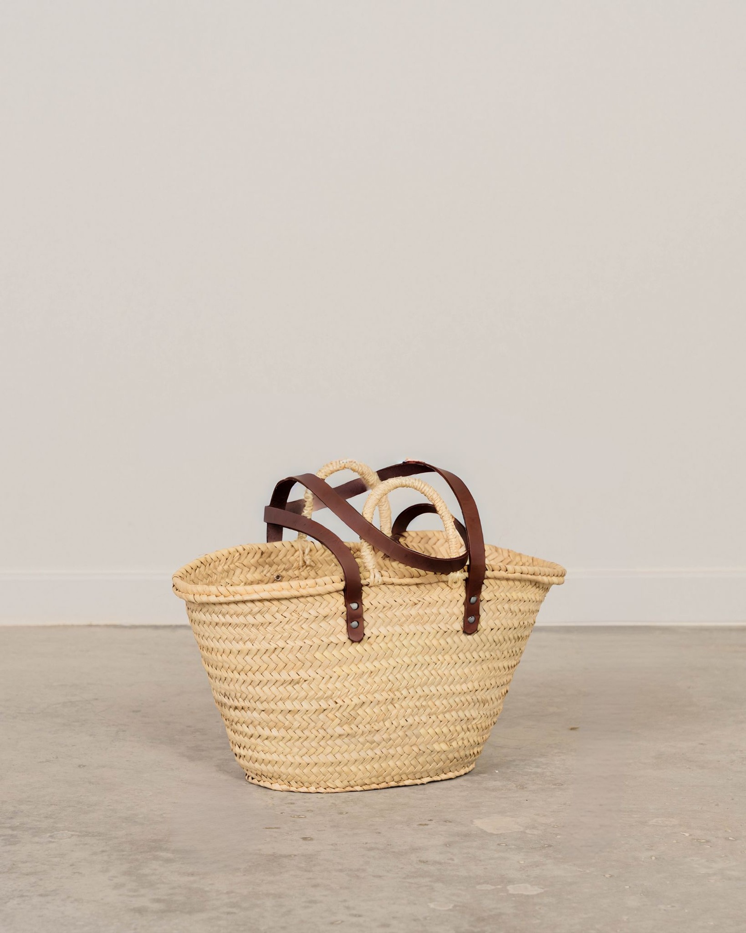 Capazo con asas de cuero marrón y de pita: tradición y estilo en un solo accesorio