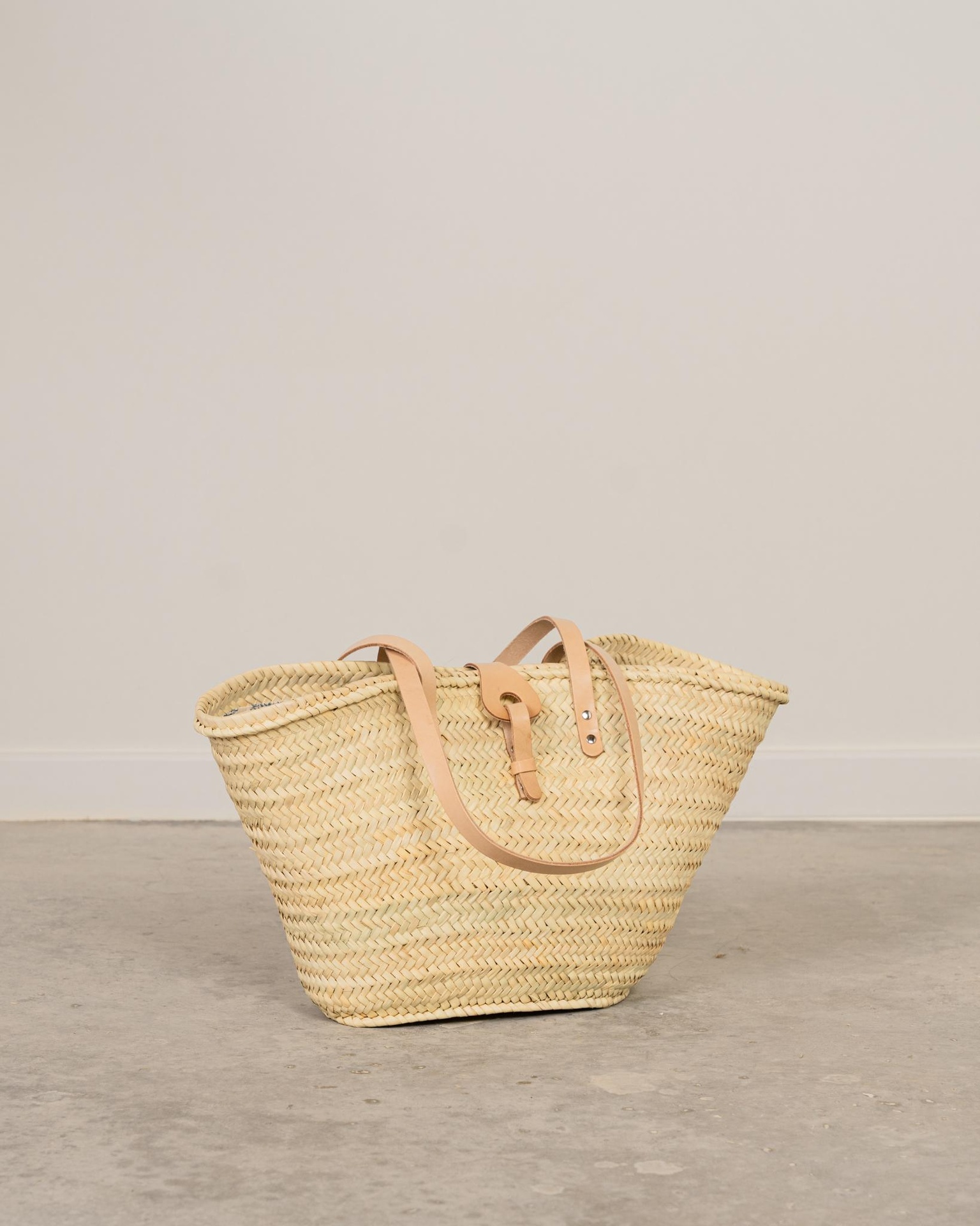 Capazo con solapa de cuero y asas bandolera beige cierre tela