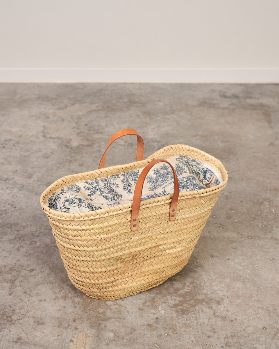 Capazo de palma con asas de cuero beige y cierre de tela en colores surtidos