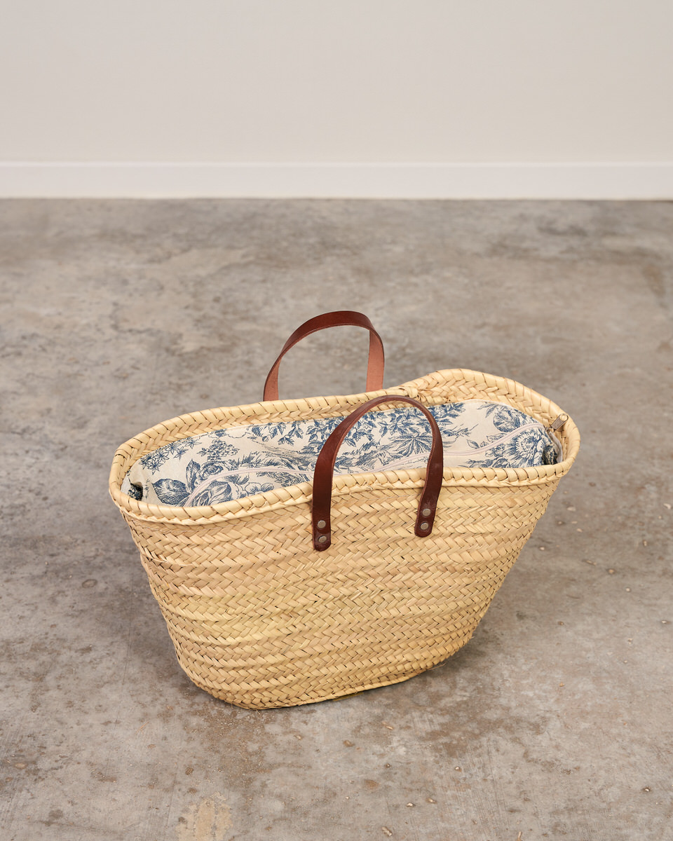 Capazo con asas de cuero marrón de mano. Cierre tela en surtido de colores