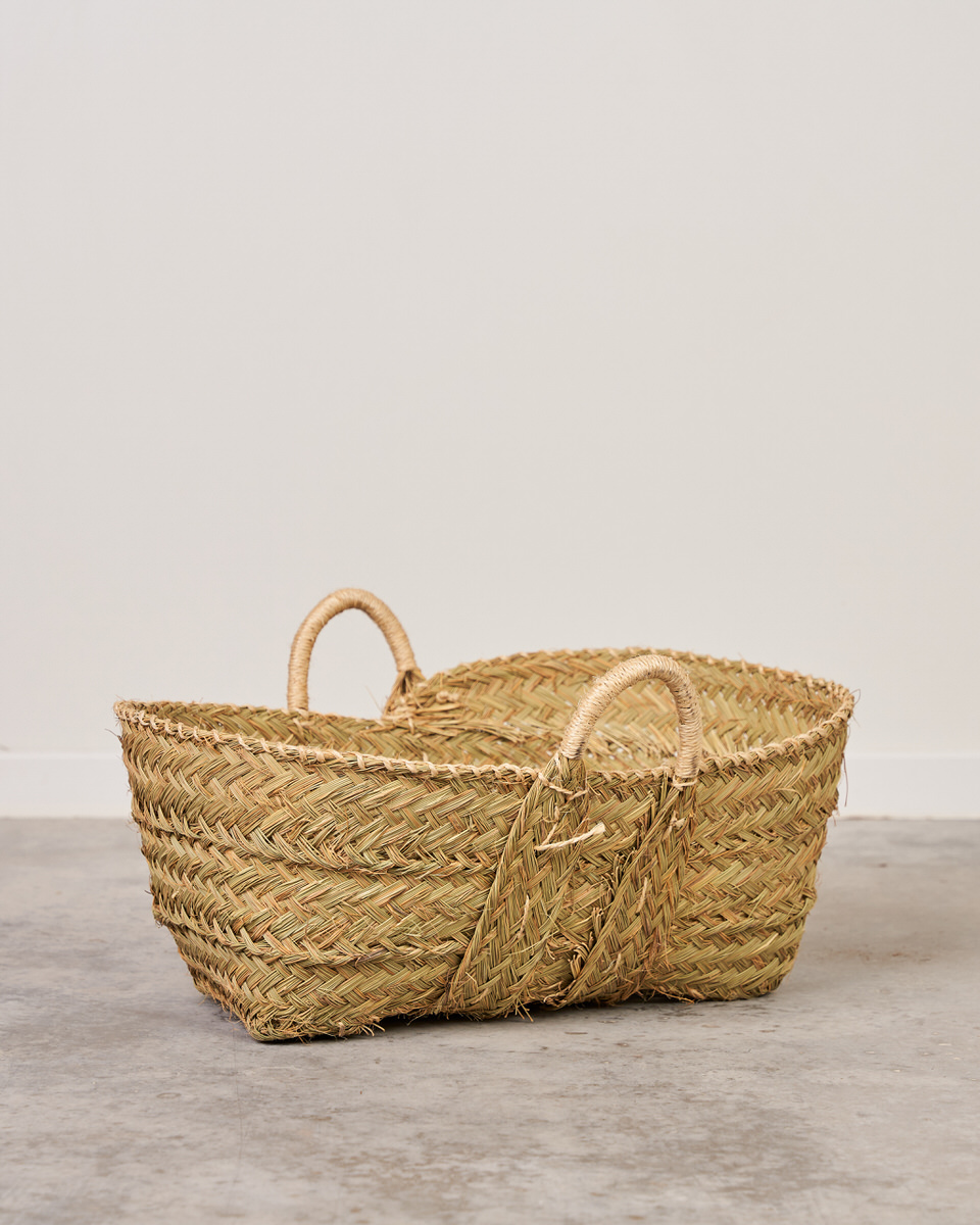 Leñero de esparto con dos asas laterales
