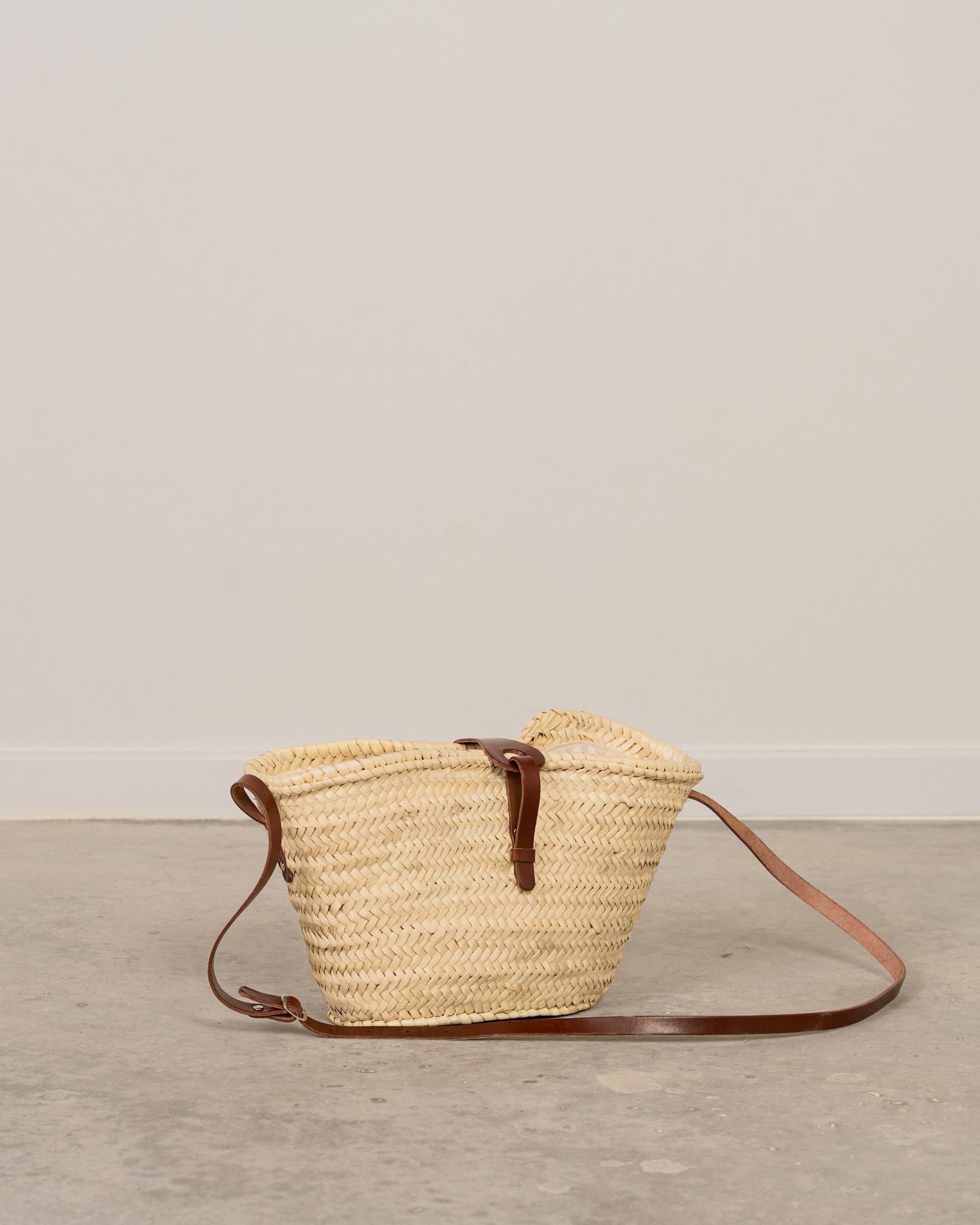 Capazo con asa cuero marrón larga, solapa, cierre cremallera