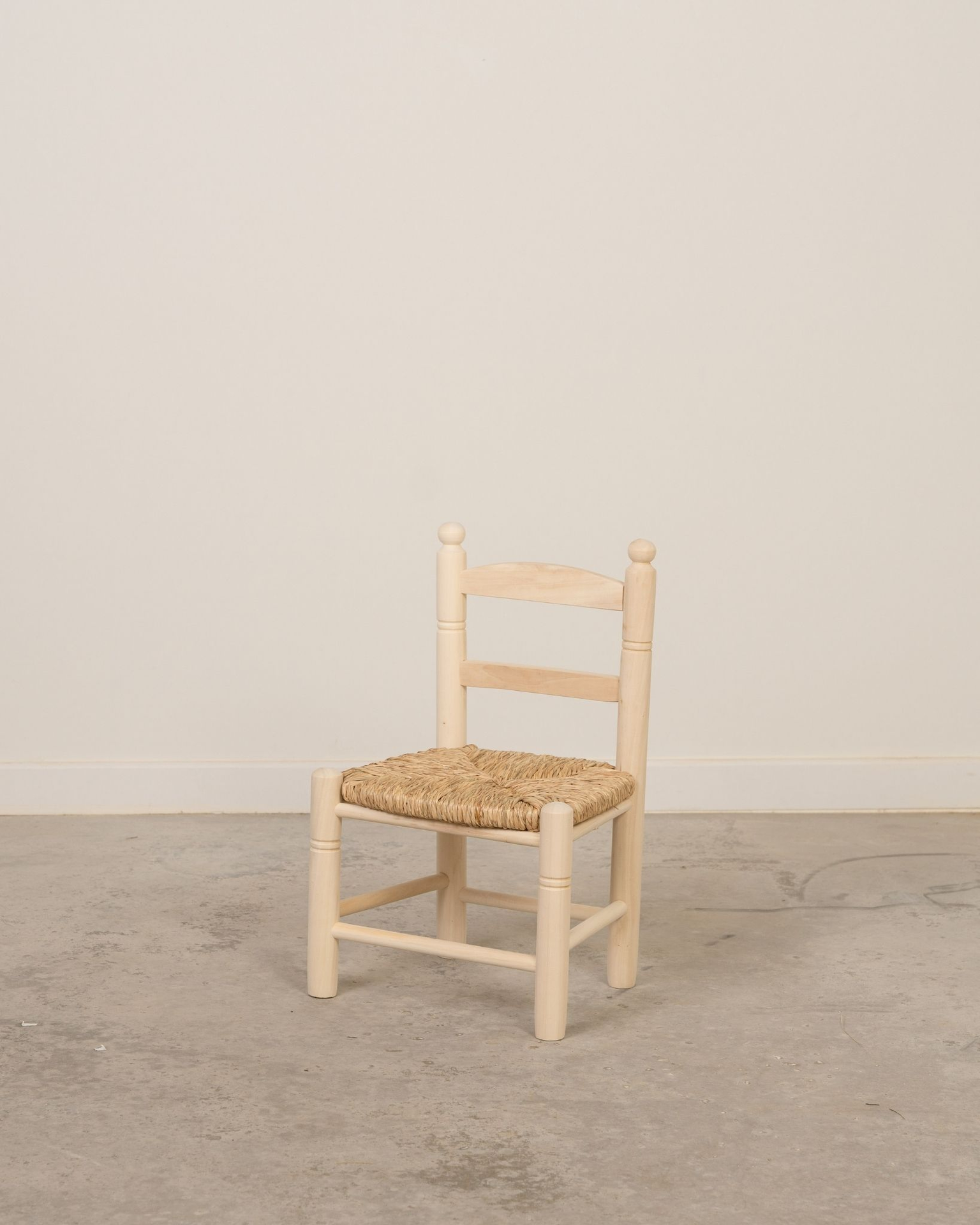 Silla infantil de madera y enea acabado natural