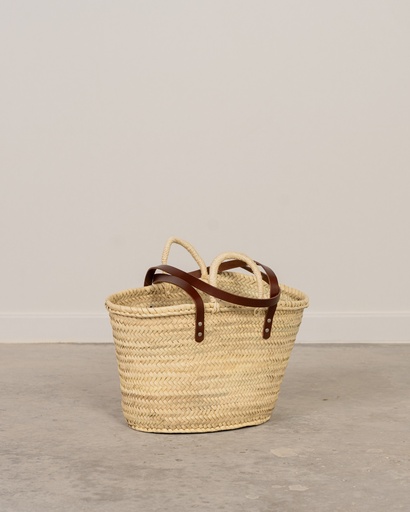 Capazo con asas de cuero marrón y de pita: tradición y estilo en un solo accesorio