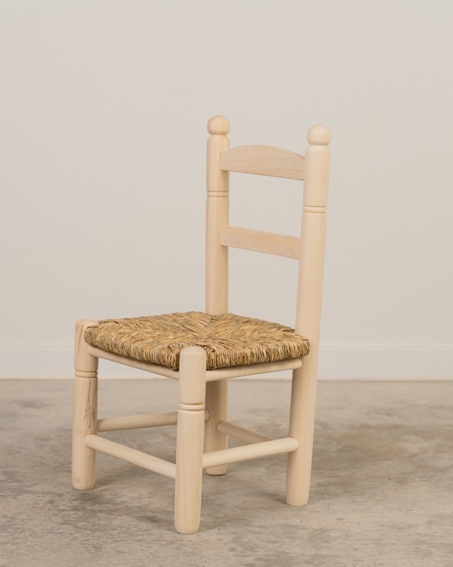 Silla costurera de madera y enea acabado natural