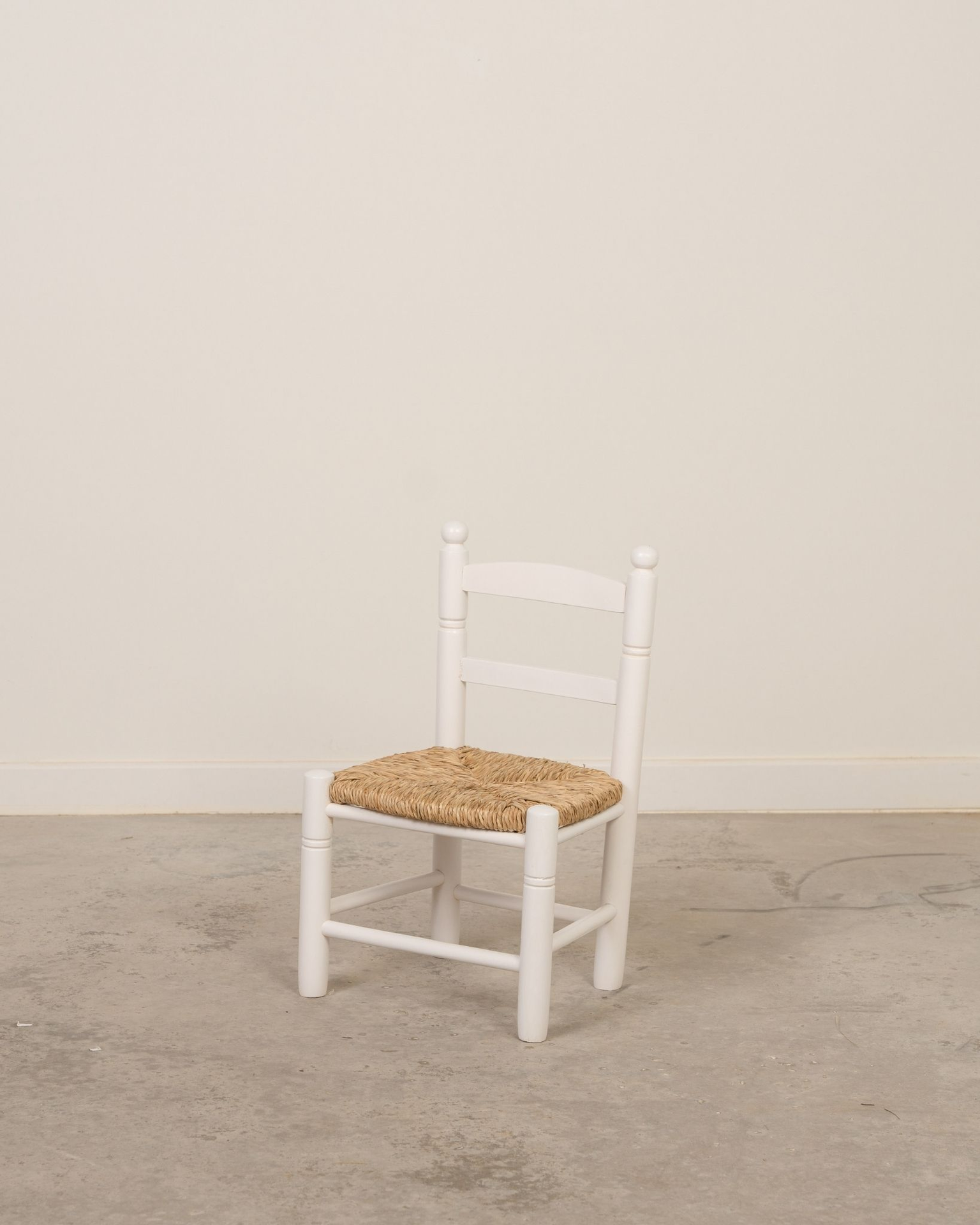 Silla infantil de madera y enea lacada en blanco
