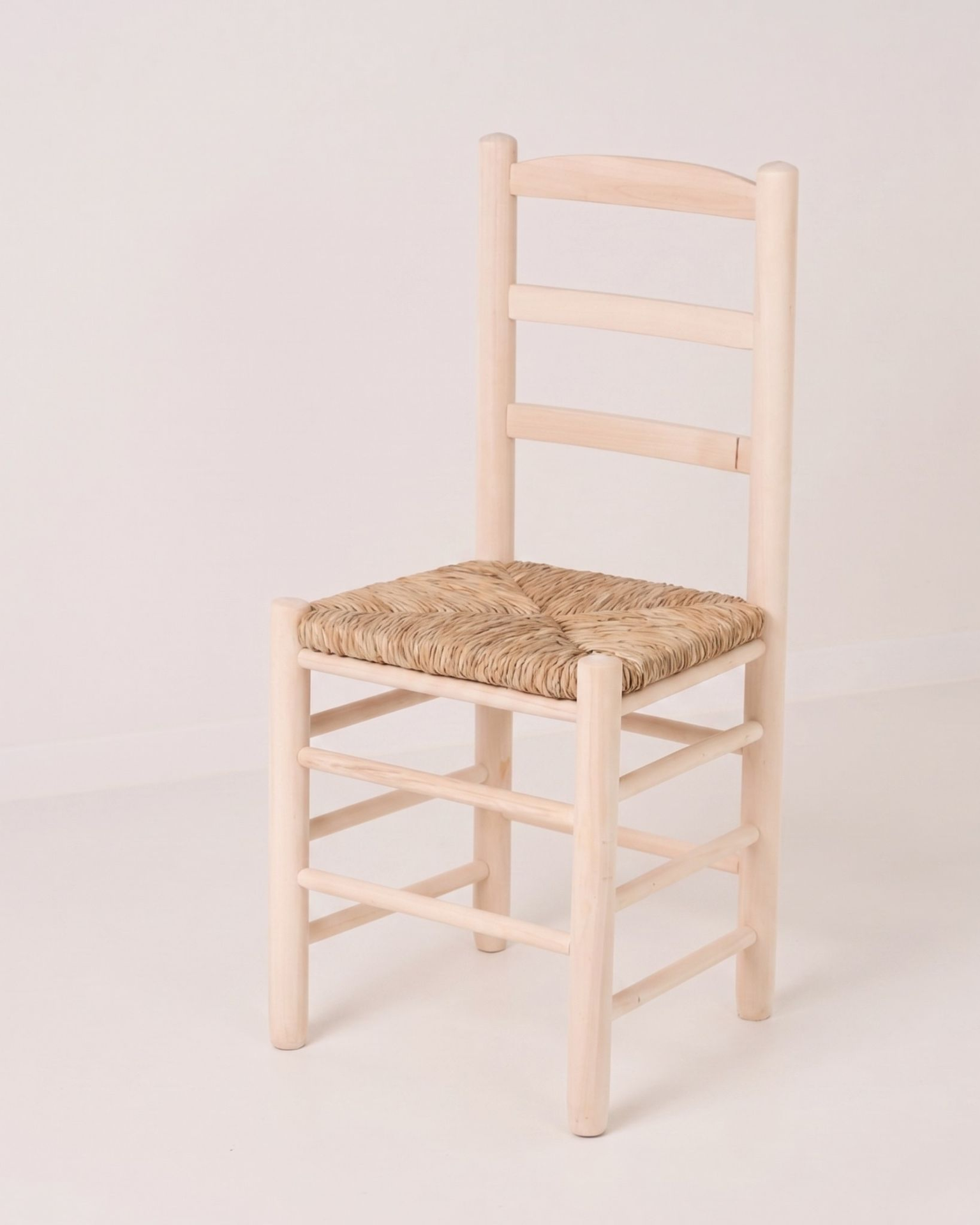 Silla de madera y enea básica